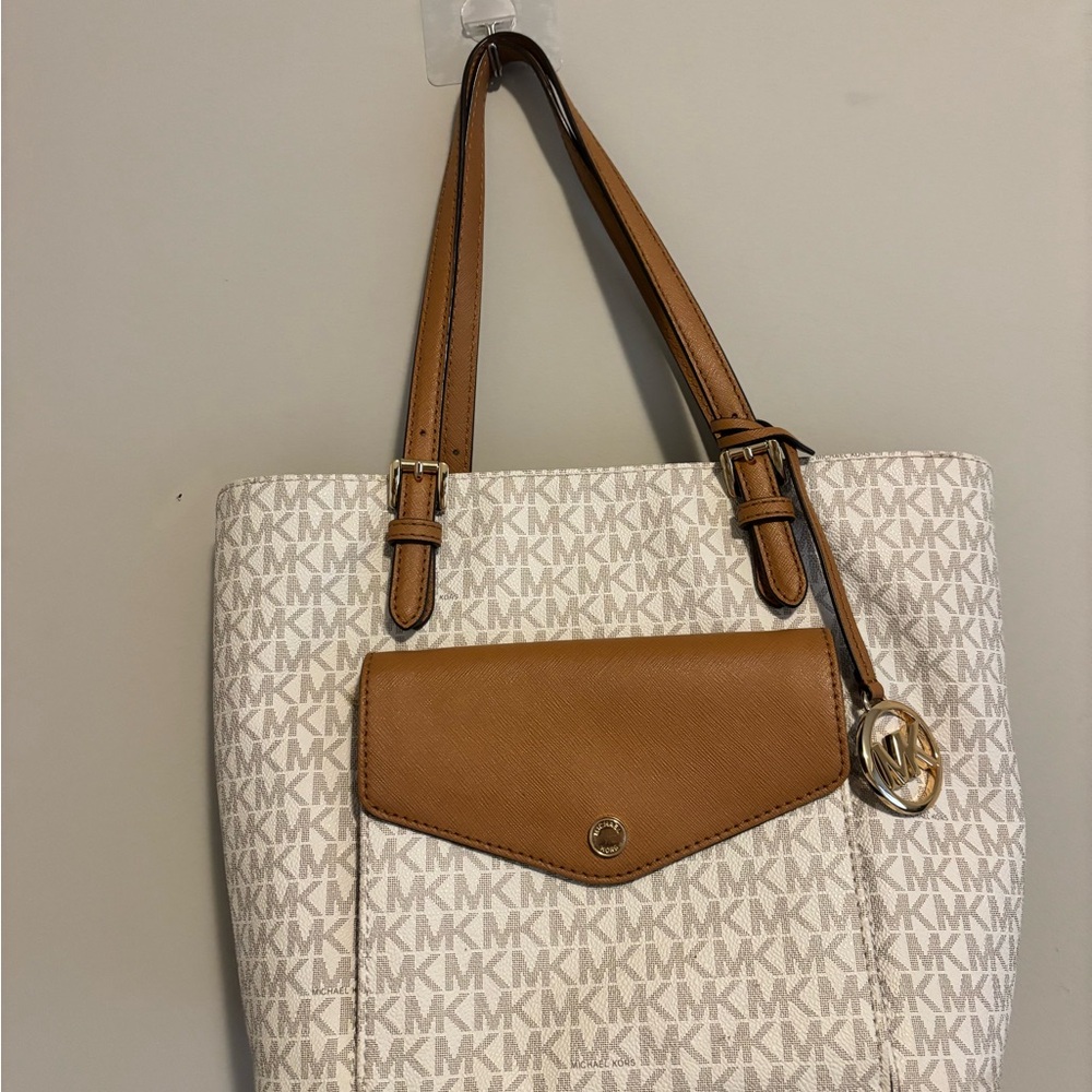 Michael Kors Jet Set Medium Logo Pocket Tote Bag - Picture 2 of 7